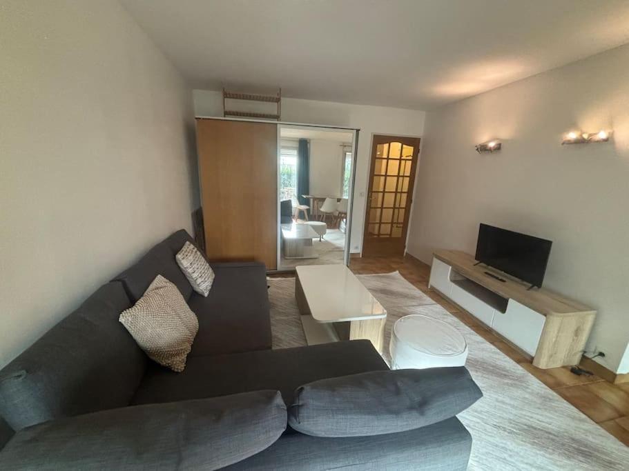 Apartament F2 Avec Terrasse, Parking Gratuit Guyancourt Zewnętrze zdjęcie