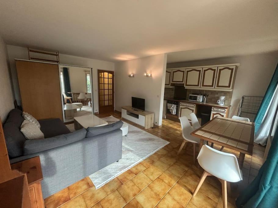 Apartament F2 Avec Terrasse, Parking Gratuit Guyancourt Zewnętrze zdjęcie